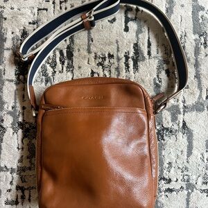 Vintage Coach Men’s Tan Leather Crossbody Bag with Adjustable Strap